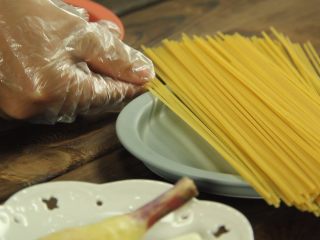 3、创意十足的蔬菜茄汁香肠意面,准备好意面