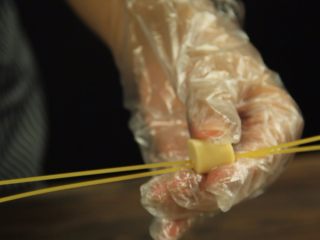 4、创意十足的蔬菜茄汁香肠意面,一根一根的穿入火腿段中