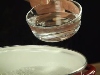 8、创意十足的蔬菜茄汁香肠意面,煮3分钟后加入半碗冷水