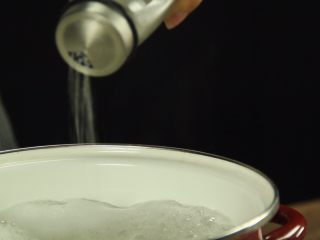 9、创意十足的蔬菜茄汁香肠意面,放少许的盐