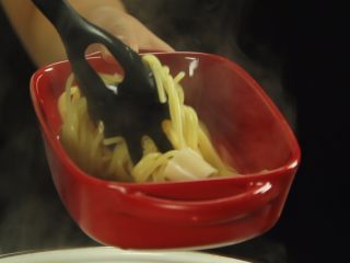 10、创意十足的蔬菜茄汁香肠意面,煮7分钟即可