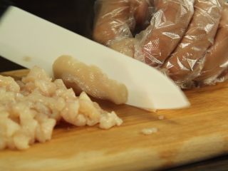 12、创意十足的蔬菜茄汁香肠意面,鸡胸肉切末