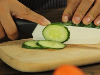 13、创意十足的蔬菜茄汁香肠意面,黄瓜切成片再切成粒