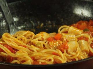 21、创意十足的蔬菜茄汁香肠意面,再放入肠式意面