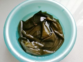 1、香菜拌海带丝,干海带一片清洗干净用水充分泡发；