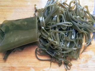 2、香菜拌海带丝,将泡发好的海带切成细丝备用；