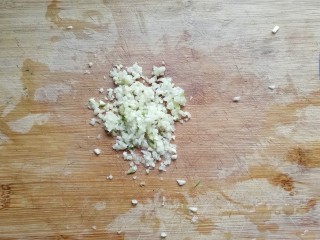 3、香菜拌海带丝,剁适量蒜蓉备用；