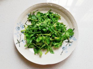 5、香菜拌海带丝,香菜适量洗净切好备用；