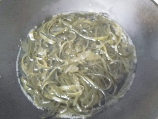 6、香菜拌海带丝,锅中入适量水，放入海带丝烧开焯水；