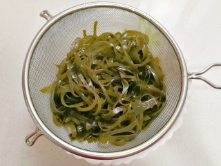 7、香菜拌海带丝,焯好水的海带丝捞起过凉水冲洗一下沥干备用；