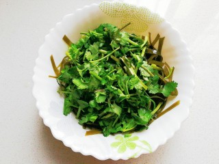 8、香菜拌海带丝,接着把沥干的海带丝装入大碗中，并加入香菜；