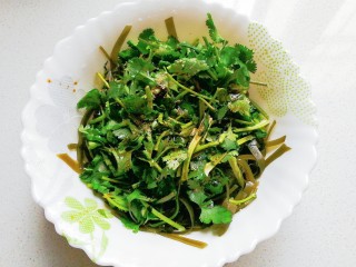 9、香菜拌海带丝,再调入适量盐，生抽，醋，胡椒，鸡精；