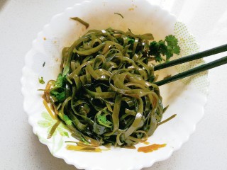 10、香菜拌海带丝,然后翻拌均匀；
