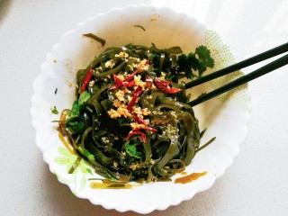 12、香菜拌海带丝,然后将油倒入海带中翻拌均匀，最后淋少许香油和花椒油拌均匀即可。（拌好后，放置两小时后食用口感更佳）