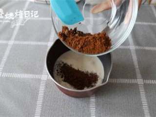 1、白馒头吃腻了？来一款滋补红糖馒头吧,把红糖和牛奶倒进小奶锅稍开小火微加热。