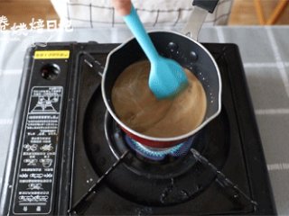 2、白馒头吃腻了？来一款滋补红糖馒头吧,要一直搅拌，糖差不多融化了就关火。