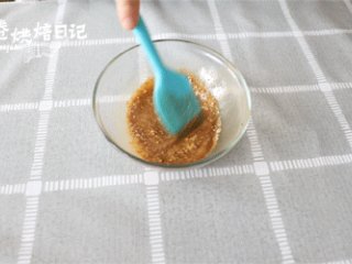 3、白馒头吃腻了？来一款滋补红糖馒头吧,待牛奶液冷却至温热，分出其中一小半碗加入酵母搅拌均匀。（太烫的牛奶液容易把酵母宝宝烫死，失去活性）