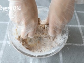 4、白馒头吃腻了？来一款滋补红糖馒头吧,先把加有红糖的牛奶的液体倒进中筋面粉里，用刮刀搅成絮状，开始揉面。