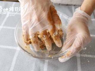 6、白馒头吃腻了？来一款滋补红糖馒头吧,把加有酵母的液体倒入，用手搓揉，会粘手的话再撒些干面粉，揉成光滑的面团。