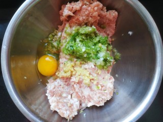 5、冬瓜肉丸汤,打入一个鸡蛋