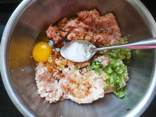 9、冬瓜肉丸汤,加入适量盐