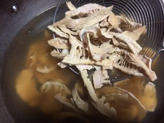 3、笋干红烧肉,中途换几次水，水颜色深了就换一次清水。