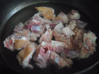 2、莲藕猪蹄汤,放入冷水中，煮沸