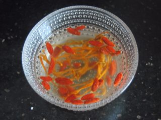 8、莲藕猪蹄汤,枸杞和虫草花用水浸泡一下