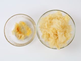 5、银耳莲子燕麦粥,泡软后，去掉蒂头，把其他的撕成小块，清洗干净。