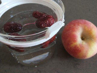 3、苹果银耳红枣汤,苹果一个去皮洗干净。