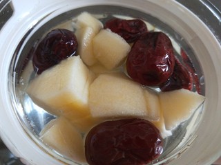 5、苹果银耳红枣汤,放入盅子里