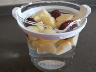 6、苹果银耳红枣汤,银耳没有现去买了。