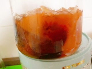 15、苹果银耳红枣汤,倒出一碗可以吃了。