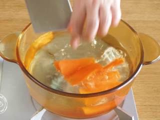 2、蔬菜蛋卷8m+,胡萝卜片焯水捞出~