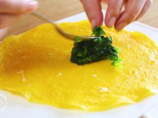 7、蔬菜蛋卷8m+,先放入菠菜碎，摊平~