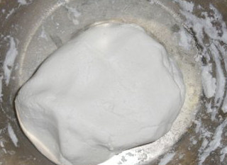 1、桂花糯米枣,糯米粉加入适量清水，揉成软硬适中的糯米团