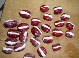 3、桂花糯米枣,取少量糯米团，搓成小条状,将糯米小条塞入去核的红枣中,全部做好的糯米枣