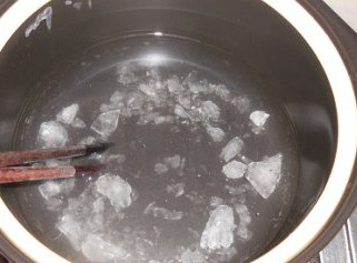 4、桂花糯米枣,锅里放少量水，放入冰糖化开