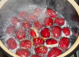 5、桂花糯米枣,加入糯米枣小火煮,差不多的时候加入桂花干,糖汁变浓稠时即可