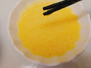 6、辅食计划+虾仁鸡蛋羹,鸡蛋完成打至筷子挑起来没有蛋清