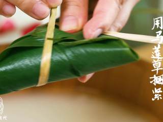5、12m+端午节红枣粽子,将粽子捆紧系好~