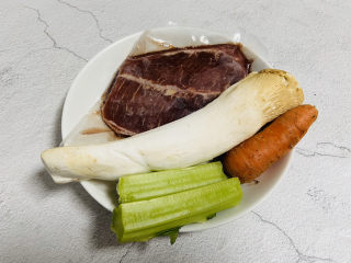 1、杏鲍菇炒牛肉,准备好食材