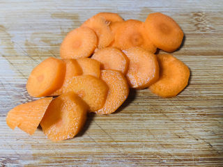 3、杏鲍菇炒牛肉,胡萝卜洗净去皮切片