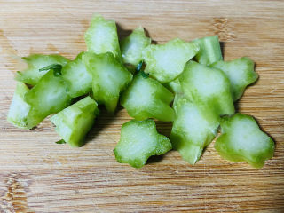 4、杏鲍菇炒牛肉,芥菜洗净切片，家里没有青椒所以用芥菜替代了