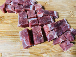 5、杏鲍菇炒牛肉,牛排常温解冻切小方块