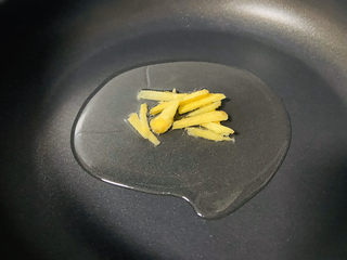 6、杏鲍菇炒牛肉,起油锅放入姜丝爆香