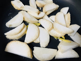 7、杏鲍菇炒牛肉,放入杏鲍菇小火翻炒片刻