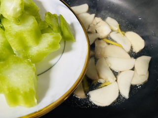 8、杏鲍菇炒牛肉,倒入芥菜