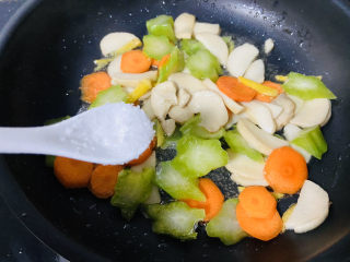 11、杏鲍菇炒牛肉,加入适量盐