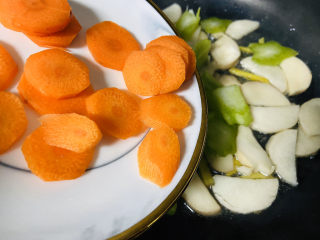 9、杏鲍菇炒牛肉,倒入胡萝卜